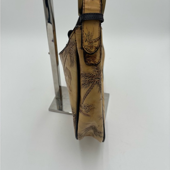 M306 Caribbean Joe Women’s Leather Shoulder bag w/huts and palm trees logo. Nice - Picture 4 of 10